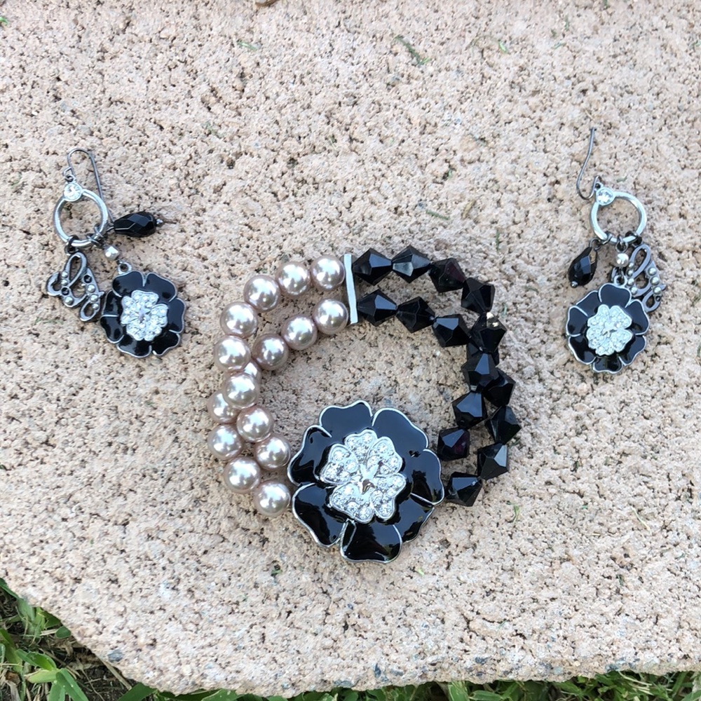 GUESS earrings set. Bracelet not available.